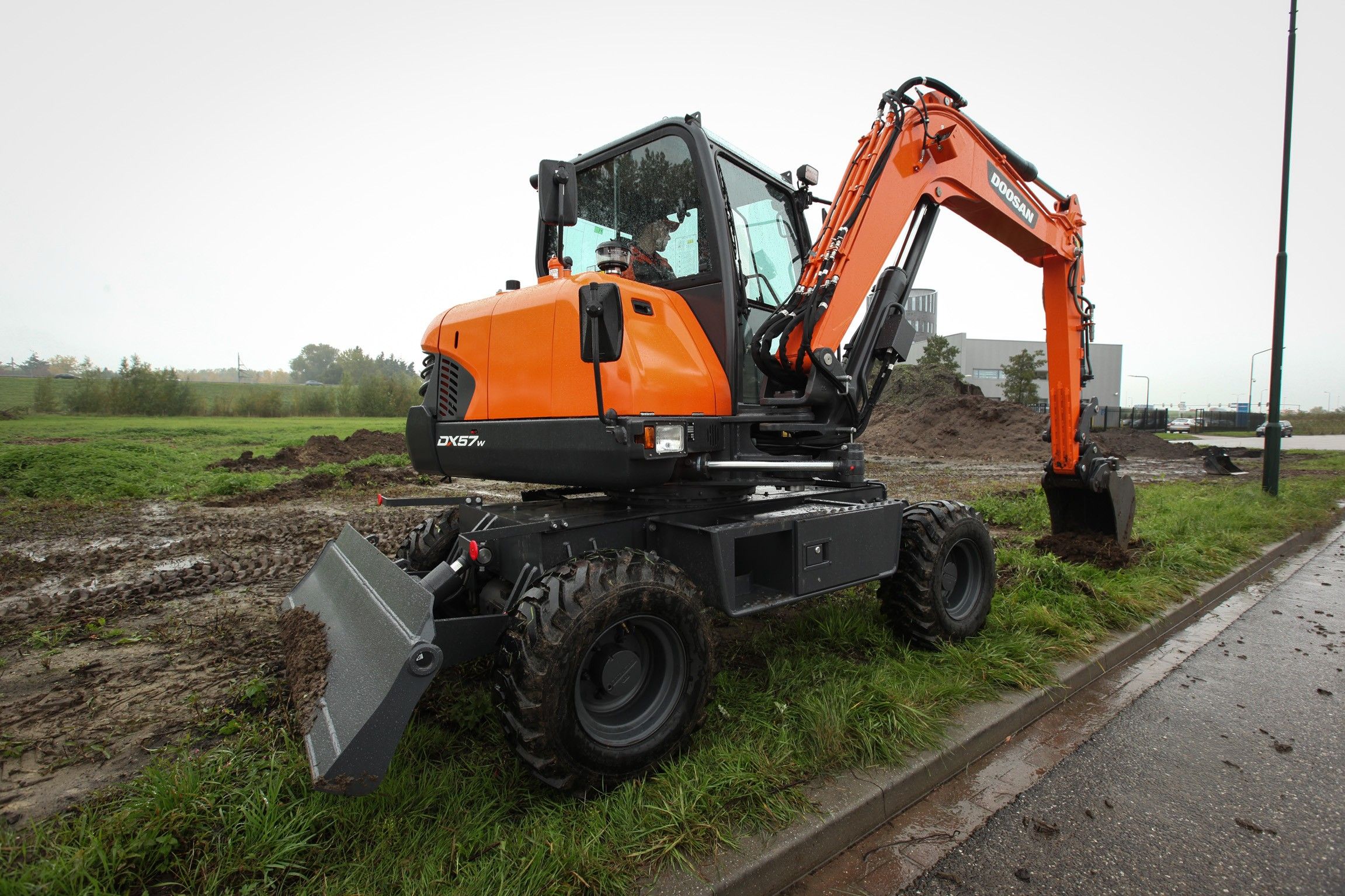 Doosan представил 5-тонный колесный экскаватор DX57W-7